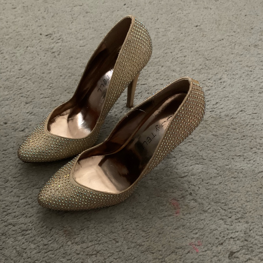 Gorgeous gold sequin pumps